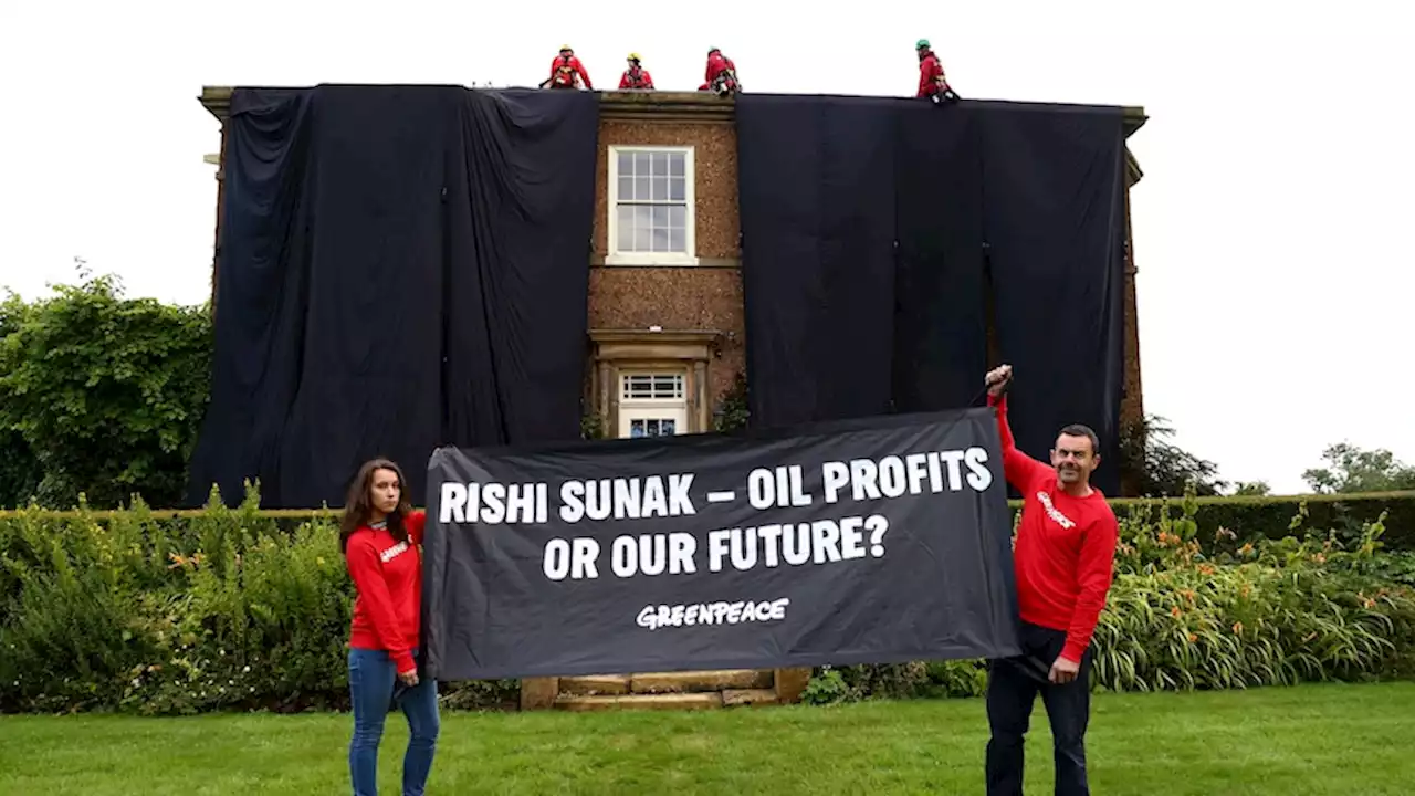 Protesters arrested after climbing atop UK PM's mansion and covering it in black fabric