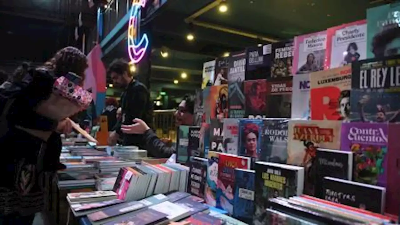 Con entusiasmo librero y billeteras ajustadas arrancó la 12° Feria de Editores