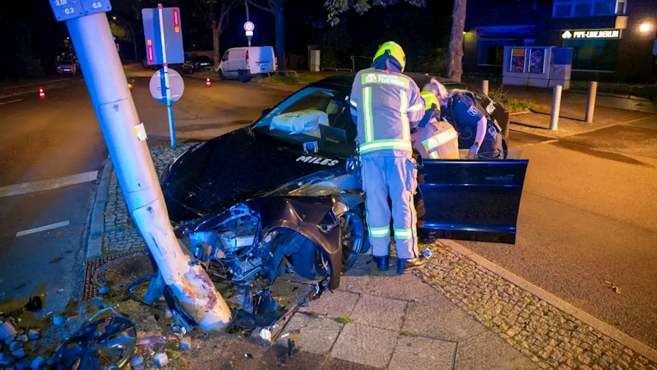 Tesla-Fahrer kracht in Ampel und flüchtet vom Unfallort