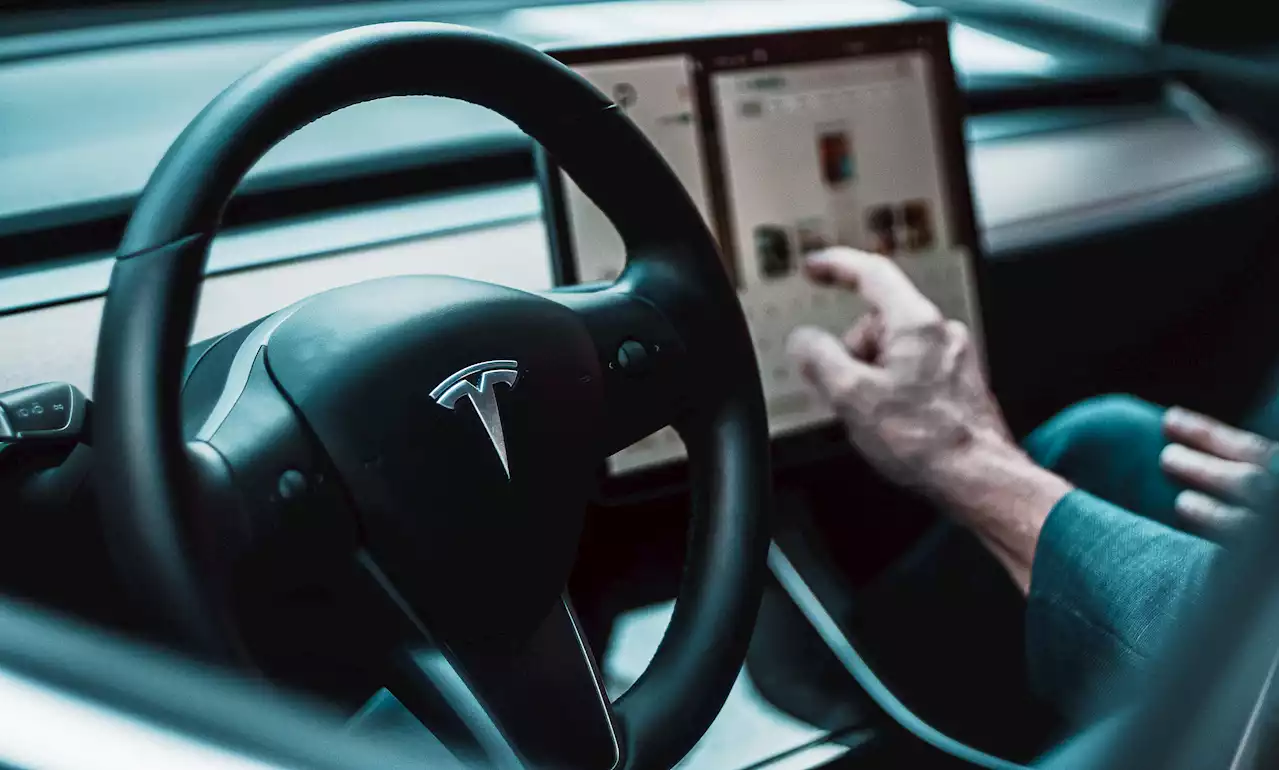 Tesla : Une faille permettrait d'obtenir gratuitement le Full Self-Driving