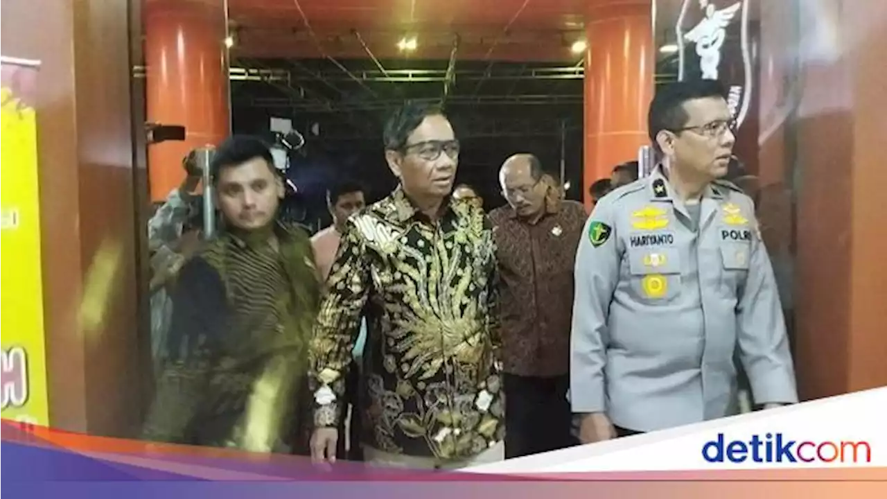 Jenguk Sultan Korban Kabel Menjuntai, Mahfud Ngobrol Lewat Ketikan HP