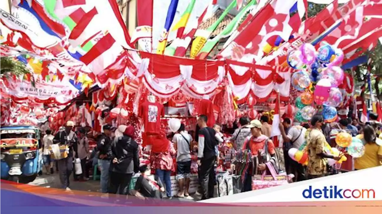 Pasar Mester Jatinegara Bernuansa Merah Putih Jelang HUT RI