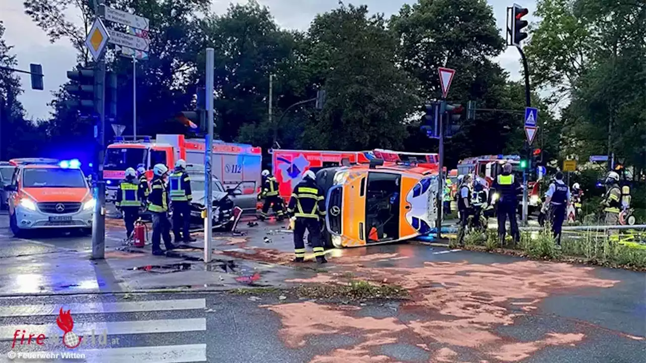 D: Krankentransportwagen (Einsatzfahrt) nach Kollision mit Pkw in Witten umgestürzt → Personenrettung, mehrere Verletzte