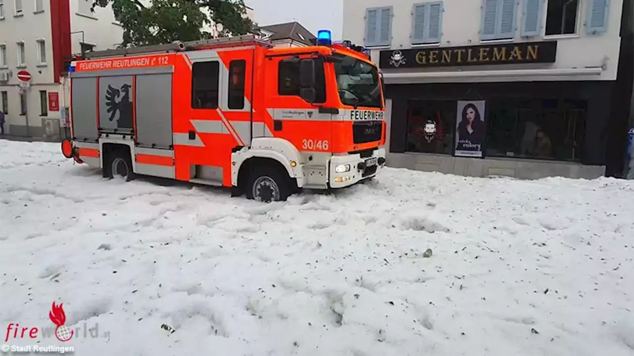 D: Schweres Unwetter mit bis zu 30 cm Hageldecke über der Stadt Reutlingen am 4. August 2023