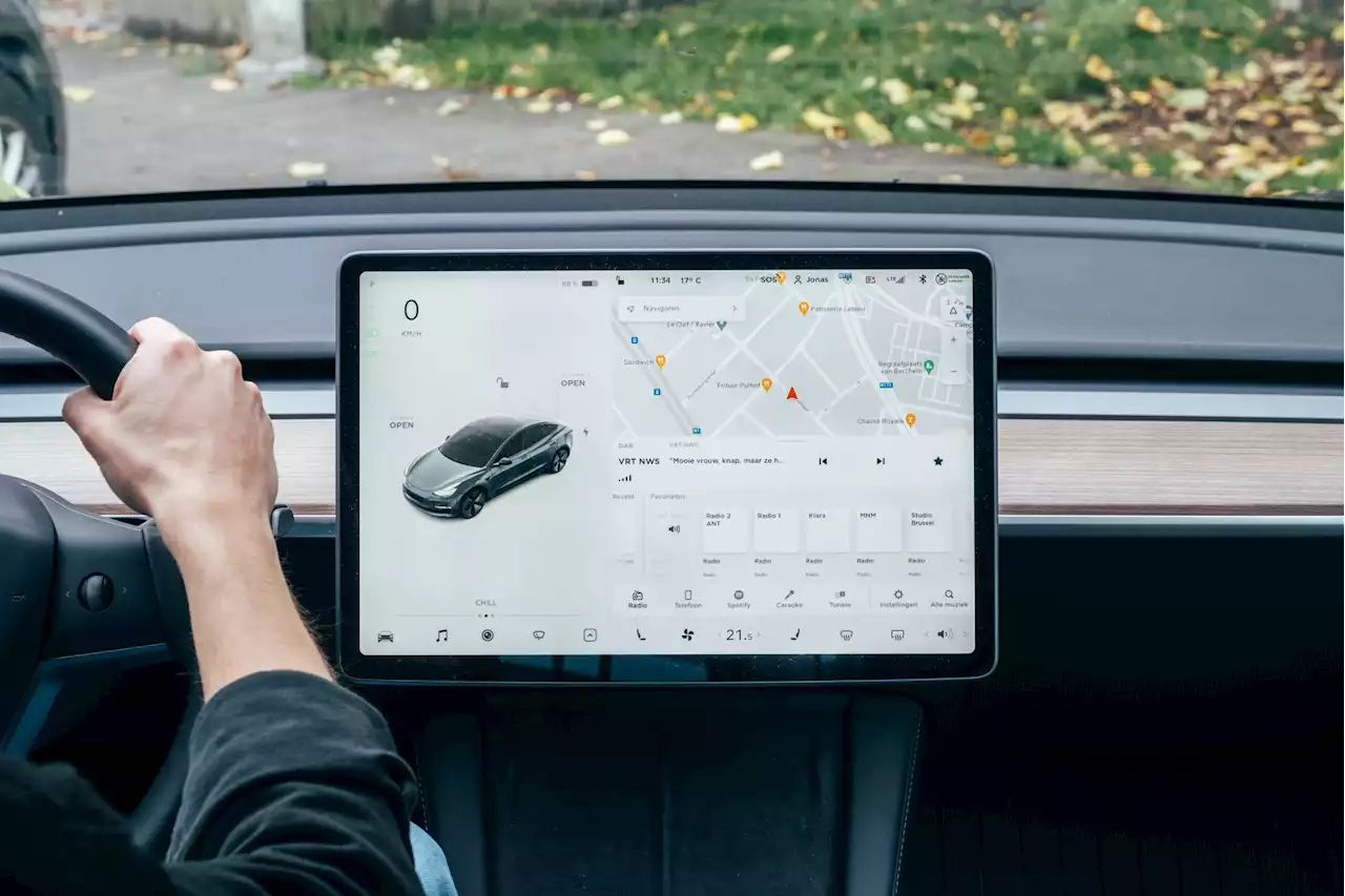 Tesla : un nouveau « jailbreak » permet d'activer les fonctions payantes gratuitement