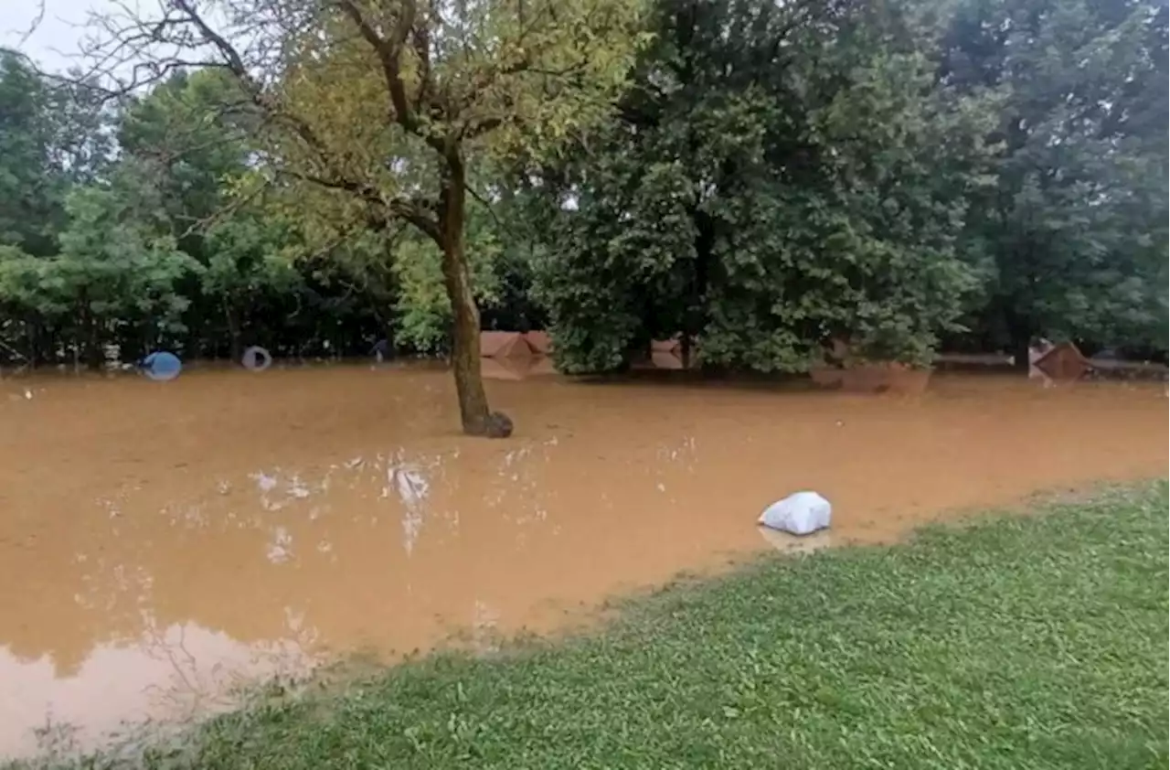 Mechelaars geëvacueerd vanop camping metalfestival na noodweer in Slovenië: “Auto’s en tenten liepen onder water en het waterpeil bleef stijgen”