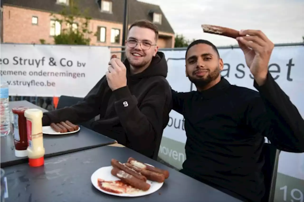 Mitch (25) is Antwerps kampioen curryworsten eten: “schrokker” speelt er twaalf en een kwart binnen