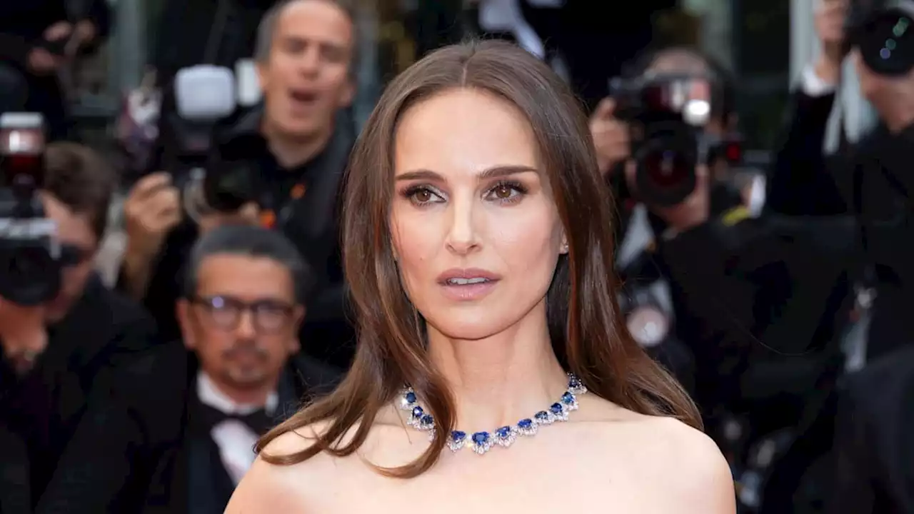 Natalie Portman ditches wedding ring months after husband's reported affair