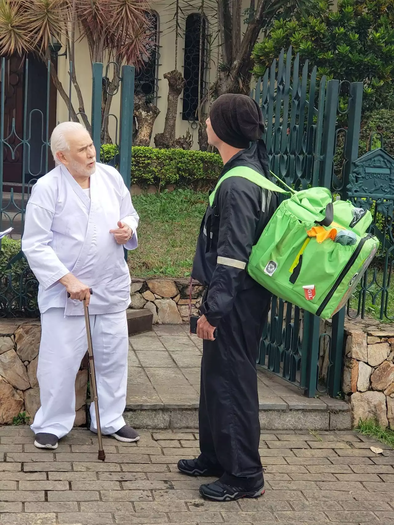 Francisco Cuoco vive professor de caratê e cai em pegadinha de motoboys em humorístico