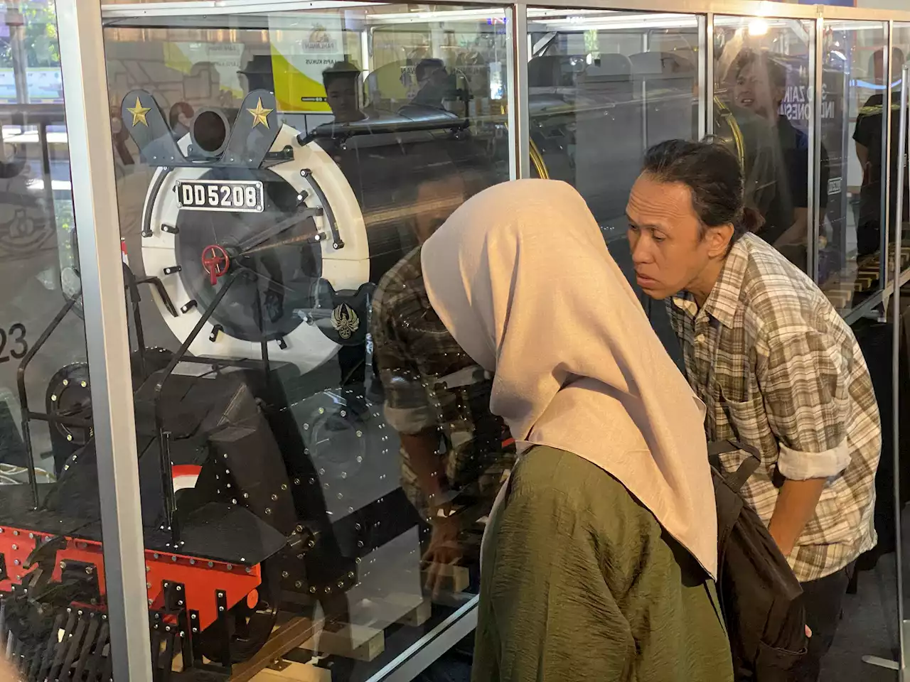 Miniatur Lokomotif Uap DD52 Terbesar di Stasiun Gubeng Pecahkan Rekor MURI