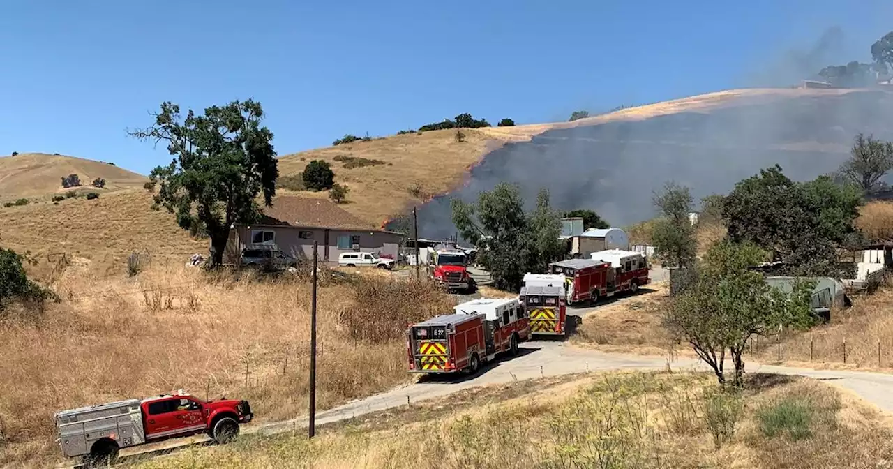 Brush fire burning in East San Jose threatens homes