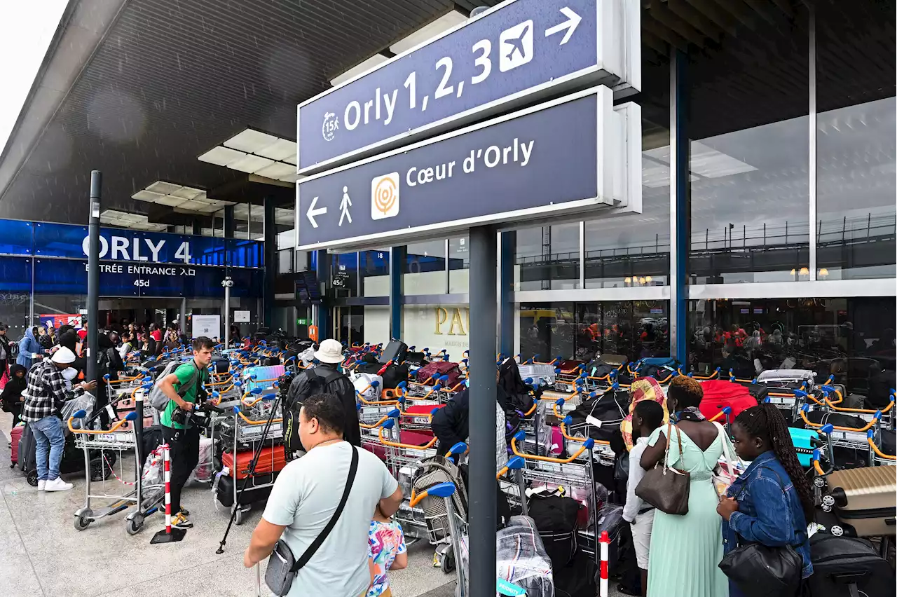 Paris airport pandemonium as bag handler breaks