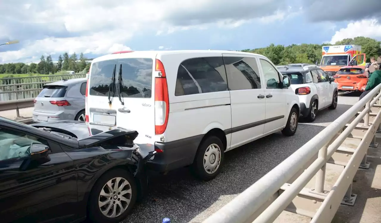 Bei Hamburg: Mehrfach-Crash auf Elbbrücke – fünf Verletzte