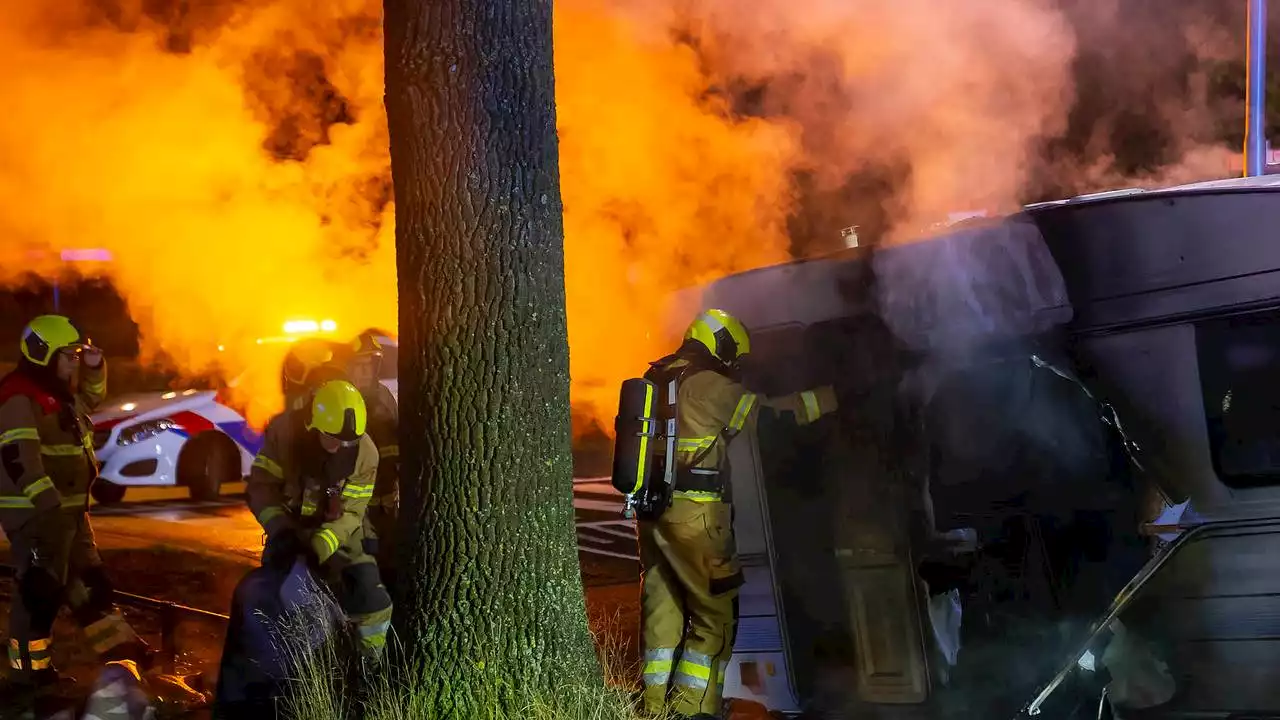 112-nieuws: caravan vliegt al rijdend in brand • auto belandt in sloot