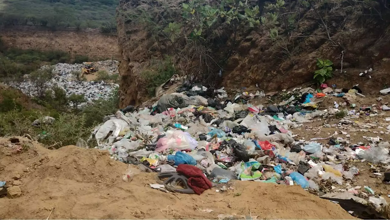 Seis trabajadores de Uriangato detenidos por tiradero clandestino de basura en terreno en disputa