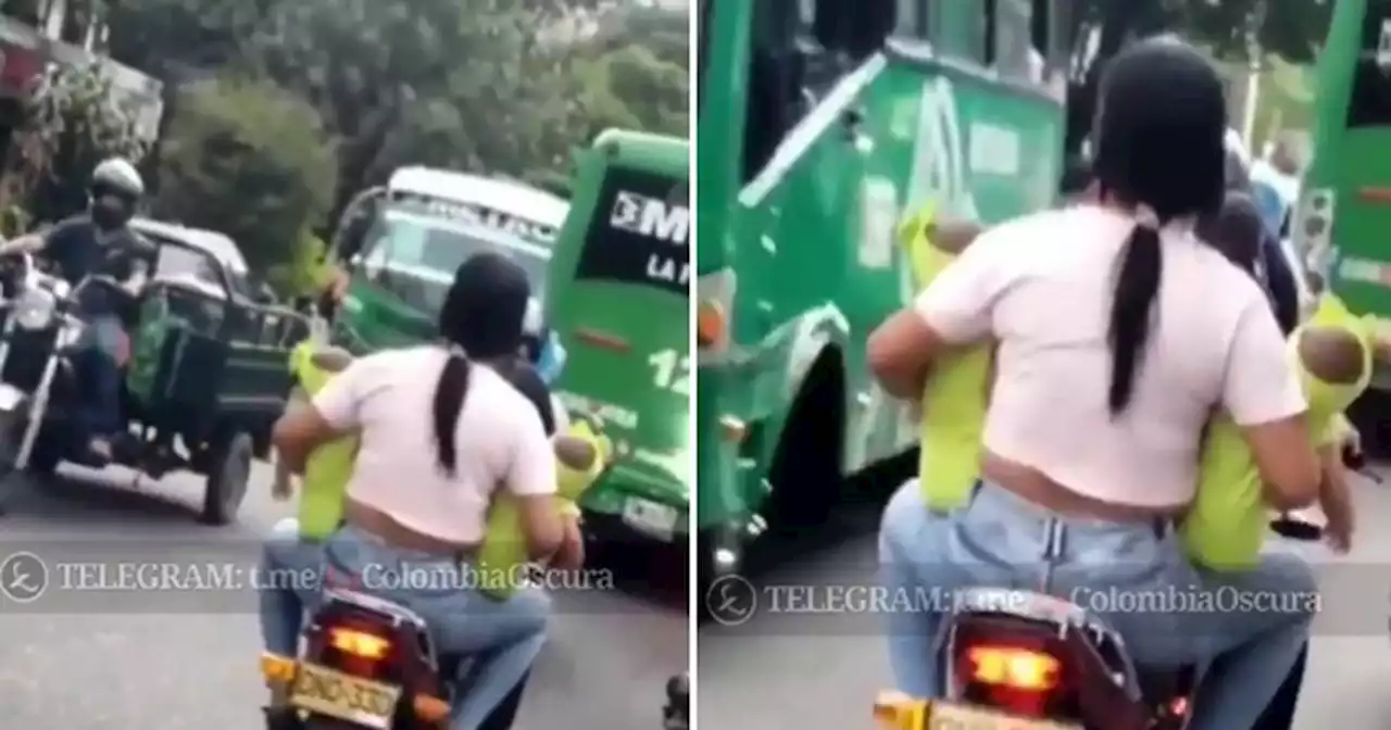 “Se pasan de irresponsables”: reacciones por pareja que transporta a dos bebés en un moto