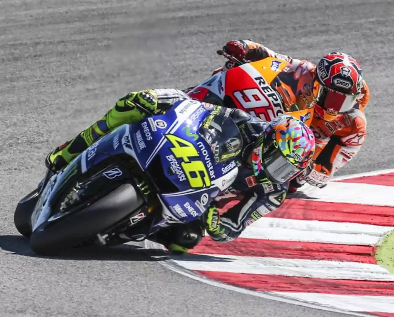 Pertempuran Legendaris MotoGP; Ketika Marquez |em|Crash|/em| Akibat Terlalu Bernafsu Mengejar Rossi |Republika Online