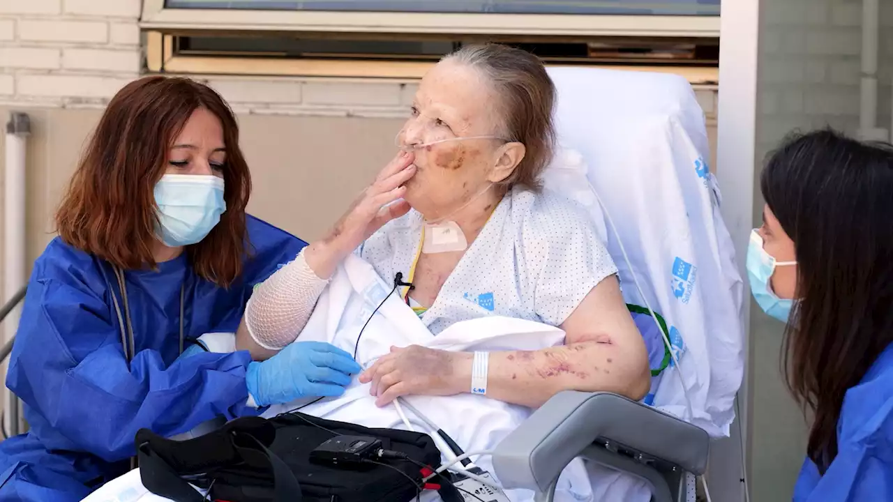 Primer paseo de Juana después de pasar siete meses ingresada