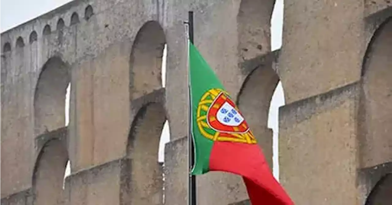 Bandeira nacional substituída por uma da federação russa em Elvas