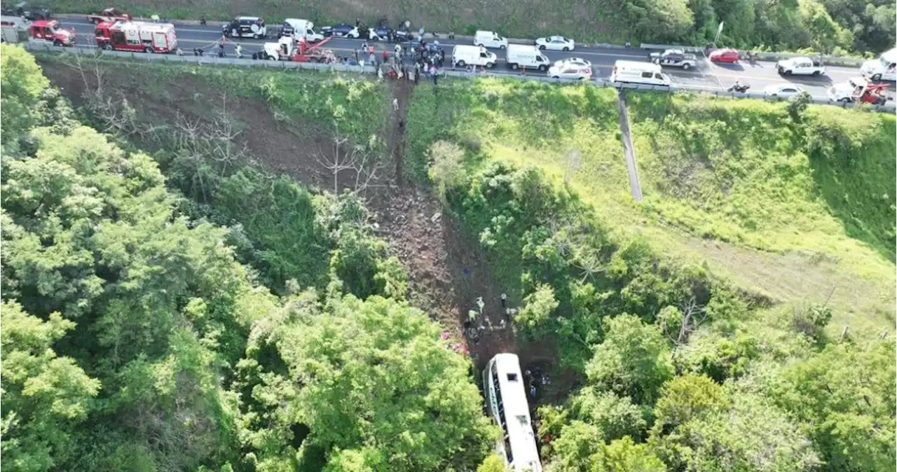 “Eran migrantes”: Mayoría de pasajeros en camión que desbarrancó en Nayarit iban a EU