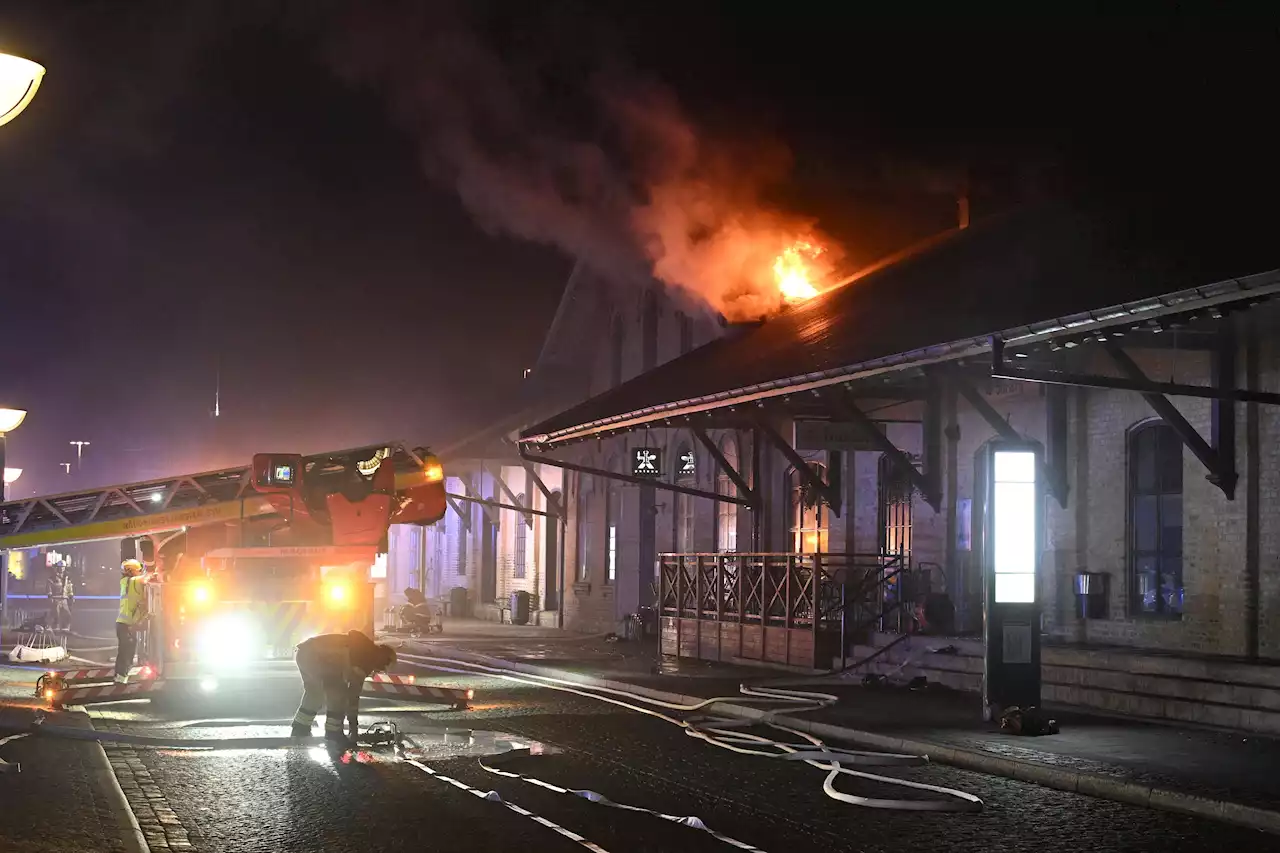 Förseningar och inställda tåg efter kraftig brand på Lund C i natt