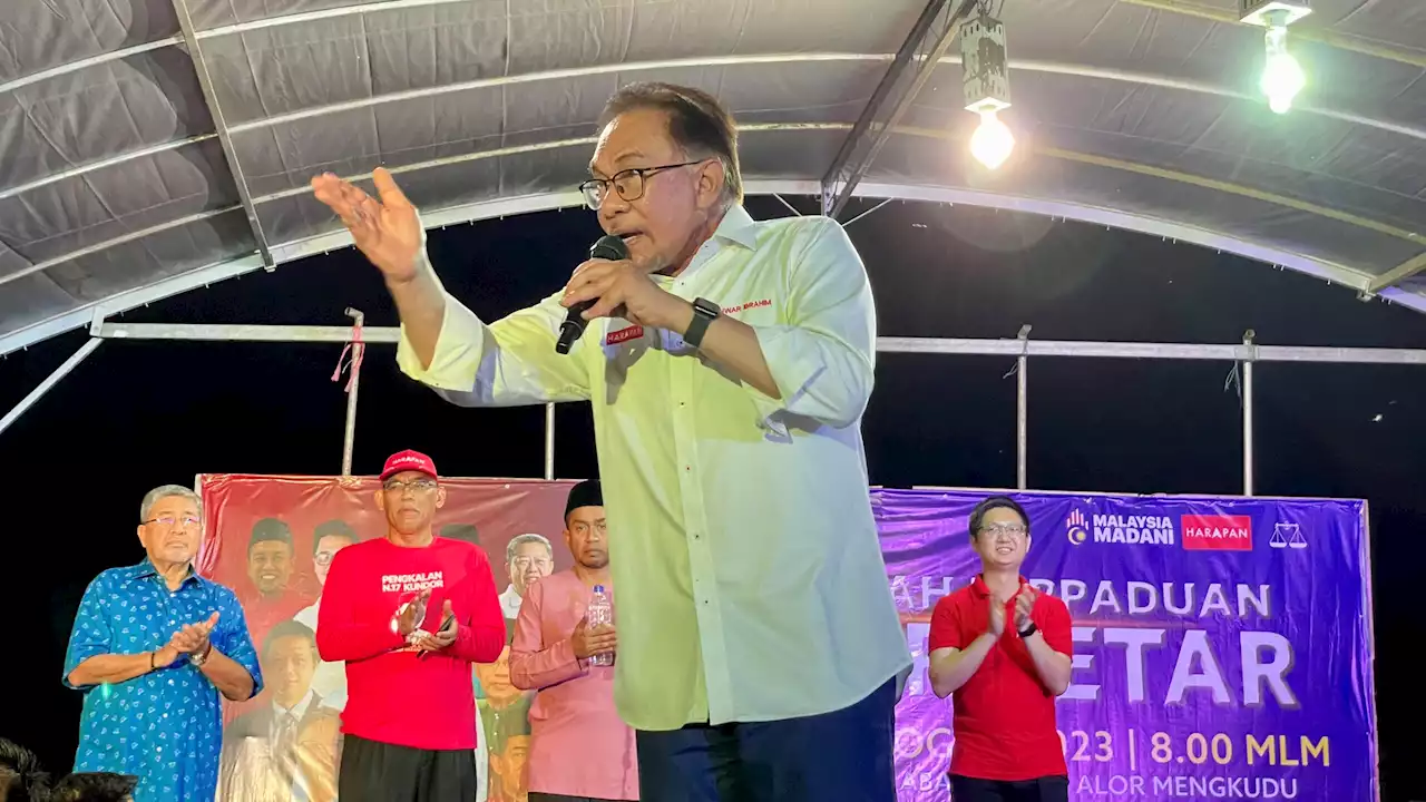 Anwar puji Ahmad Zahid terus pertahan UMNO