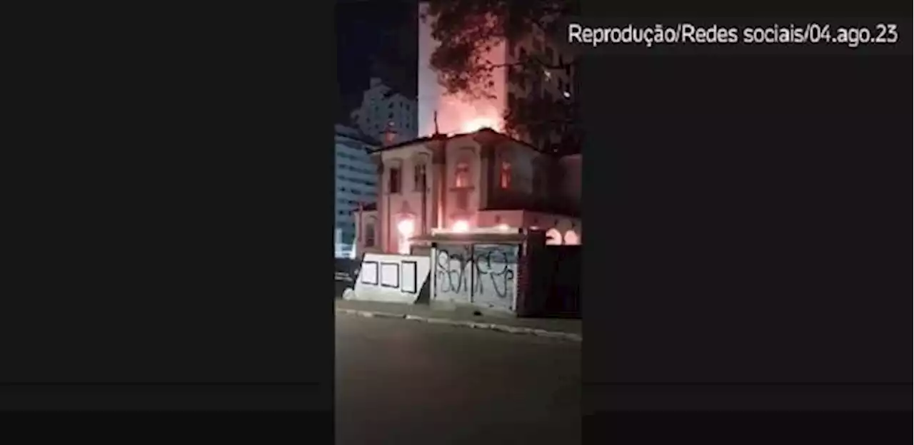 Casarão tombado pega fogo em bairro nobre de São Paulo