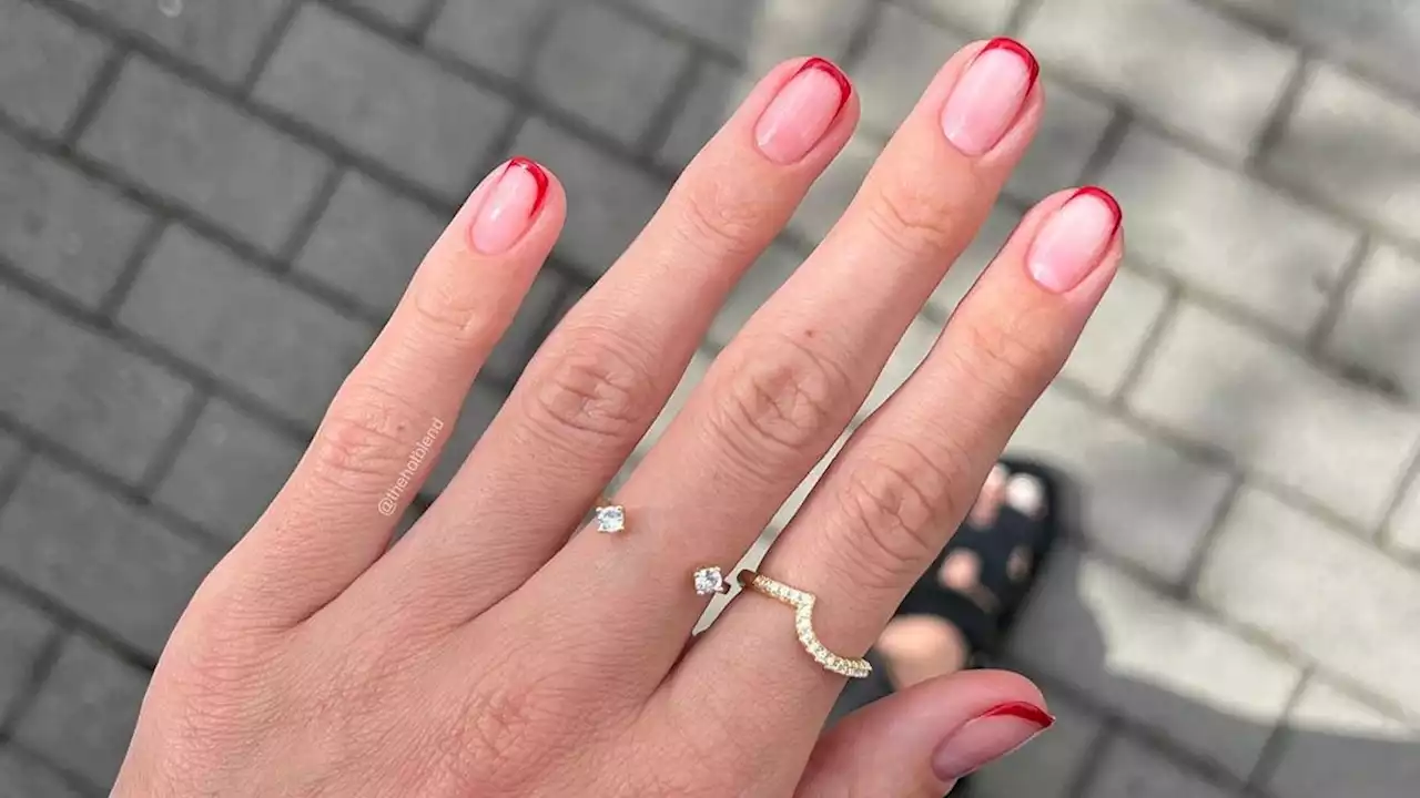 La manucure italienne est LA tendance qui fait paraître vos ongles courts plus longs