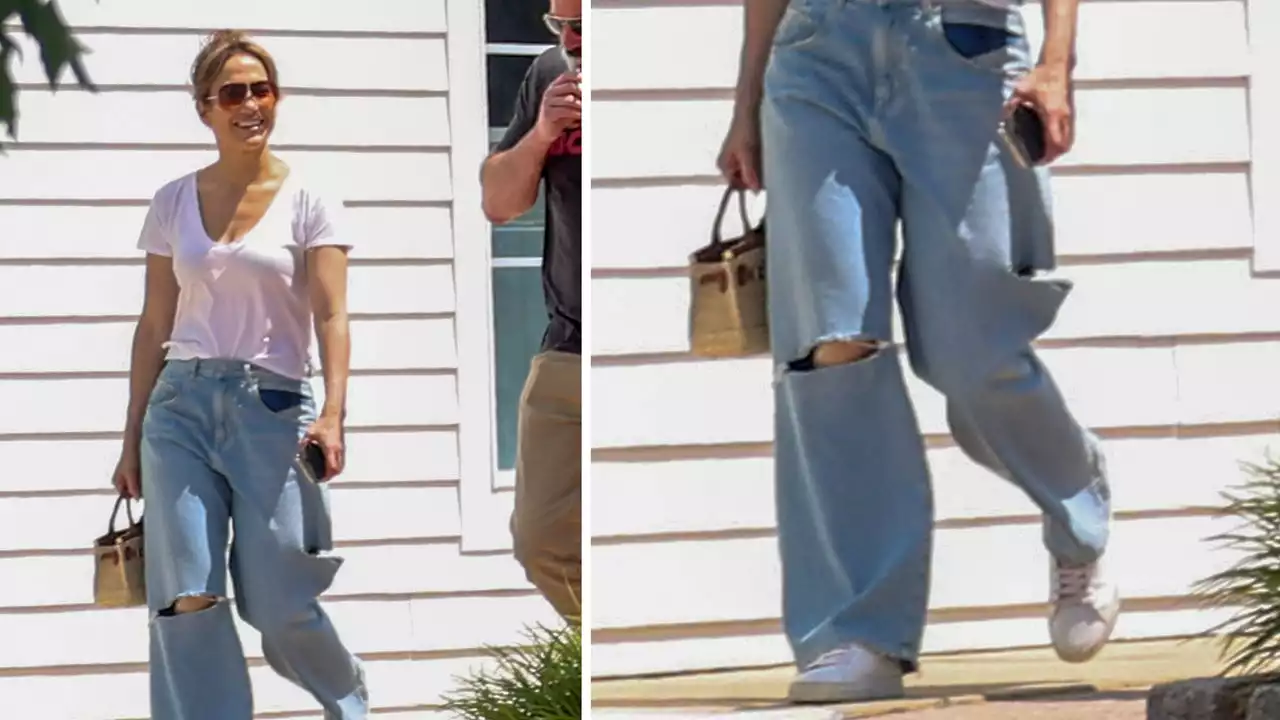 Jennifer Lopez luce los jeans rotos del momento y los combina con tenis blancos