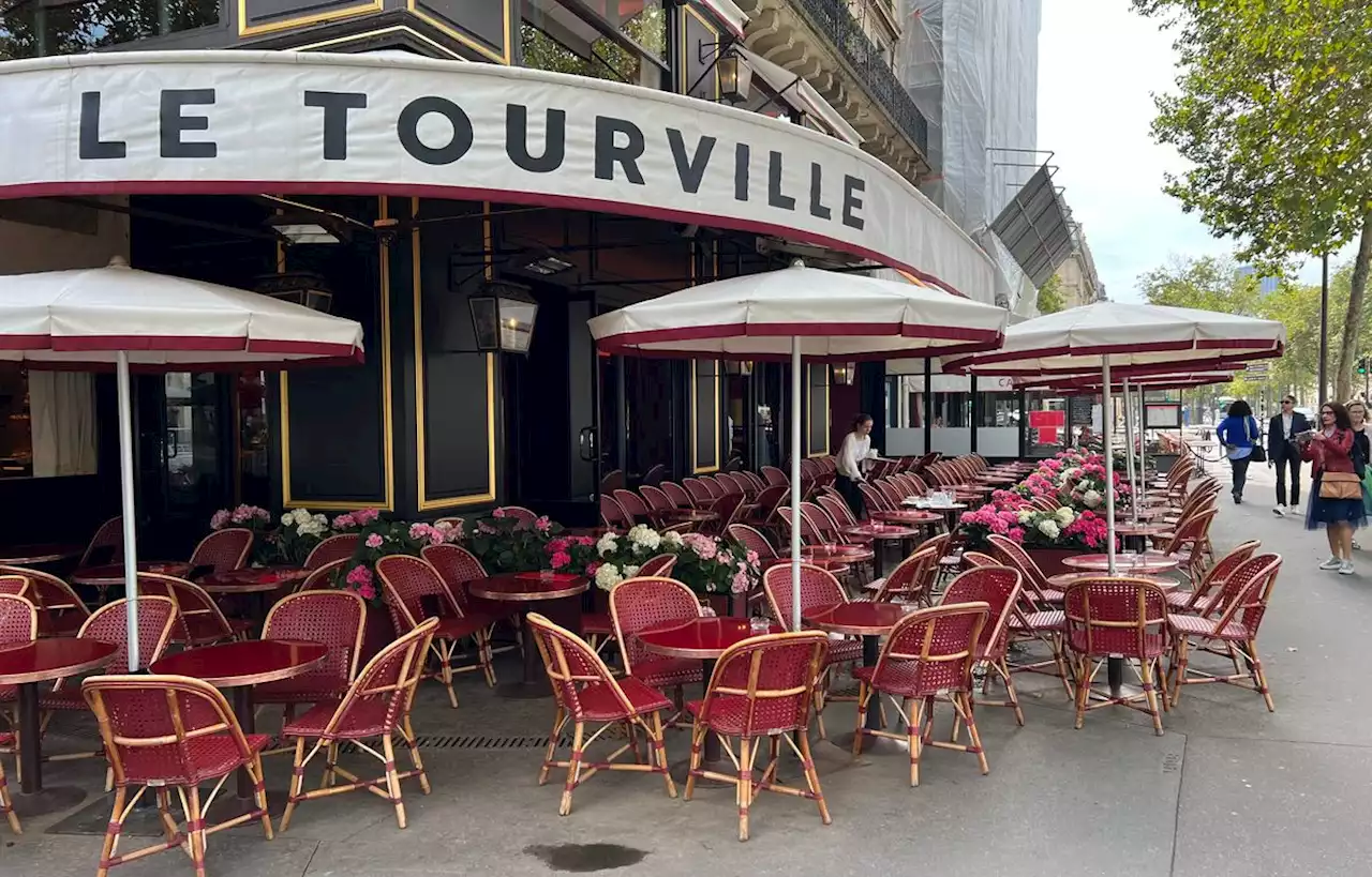 Face à une météo maussade, le tourisme à Paris fait de la résistance