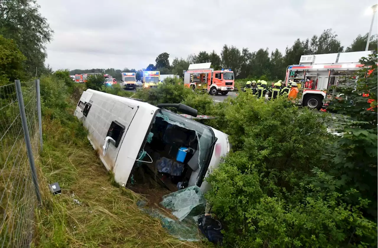 Reisebus-Unfall auf A2 bei Peine: 19 Verletzte