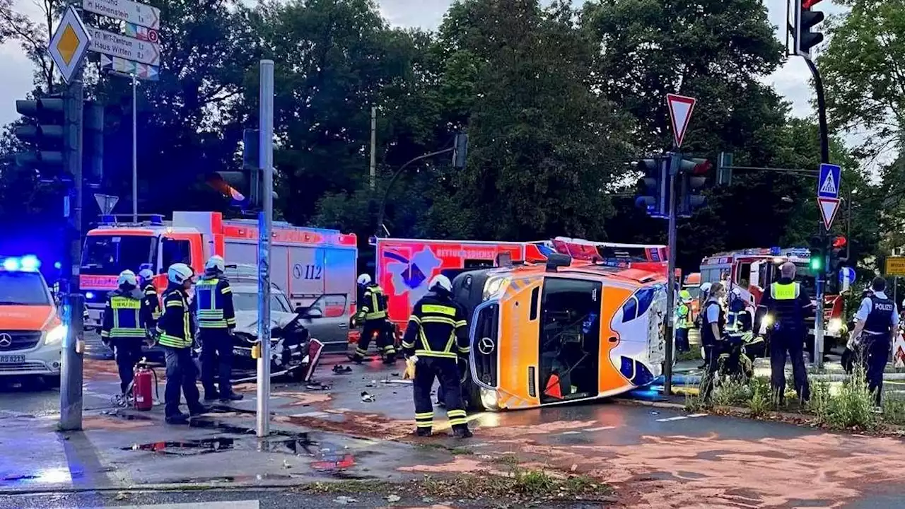 Witten: Rentnerin (75) rammt mit Auto Rettungswagen an Kreuzung - Sanitäterin (21) schwer verletzt