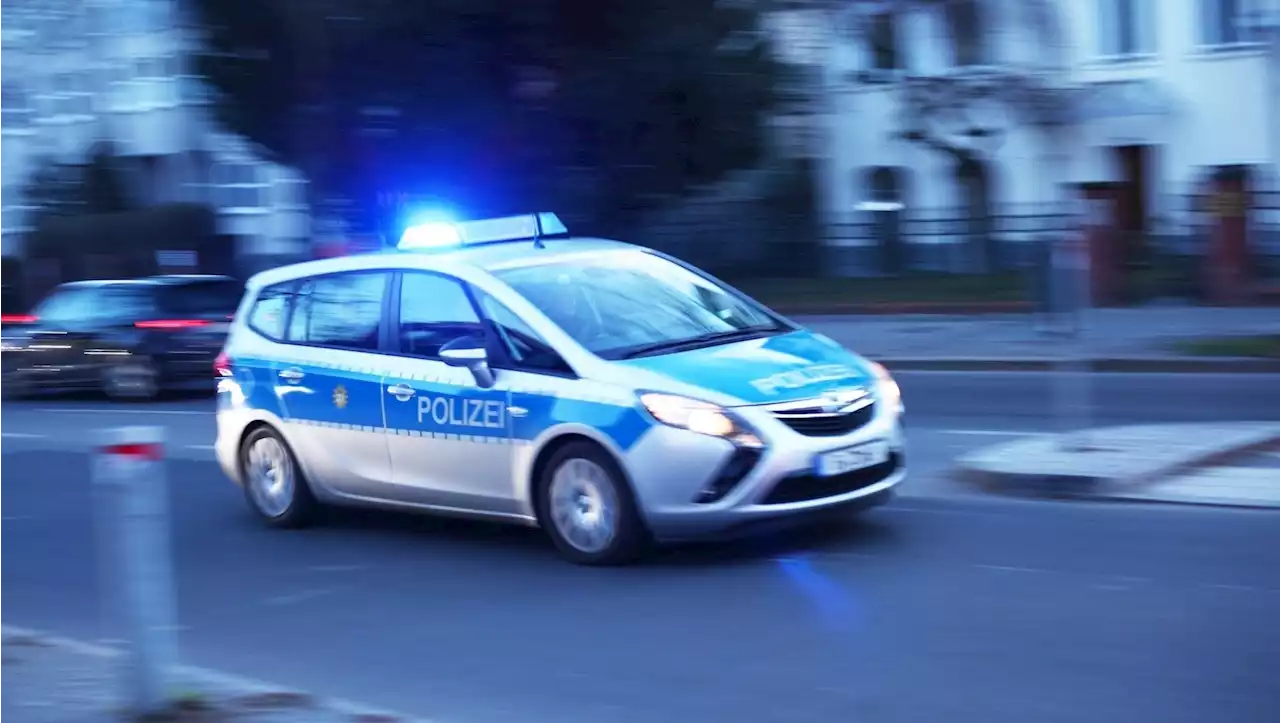 Trio überfällt McDonald's-Restaurant in der Rudower Straße