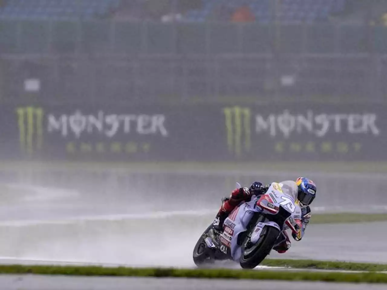 MotoGp Silverstone, Sprint Race: vince Alex Marquez, Bezzecchi secondo. Bagnaia solo 14° Cronaca