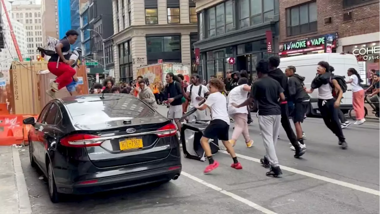 Thousands overwhelm New York's Union Square for streamer giveaway, tossing chairs and pounding cars