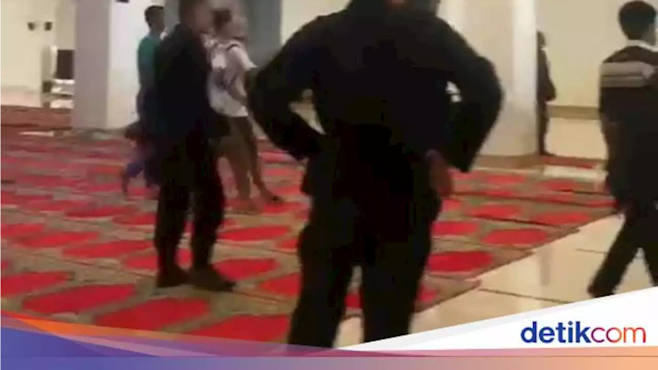 Kapolda Sumbar Bantah Video Brimob yang Diviralkan Masuk Masjid Pakai Sepatu