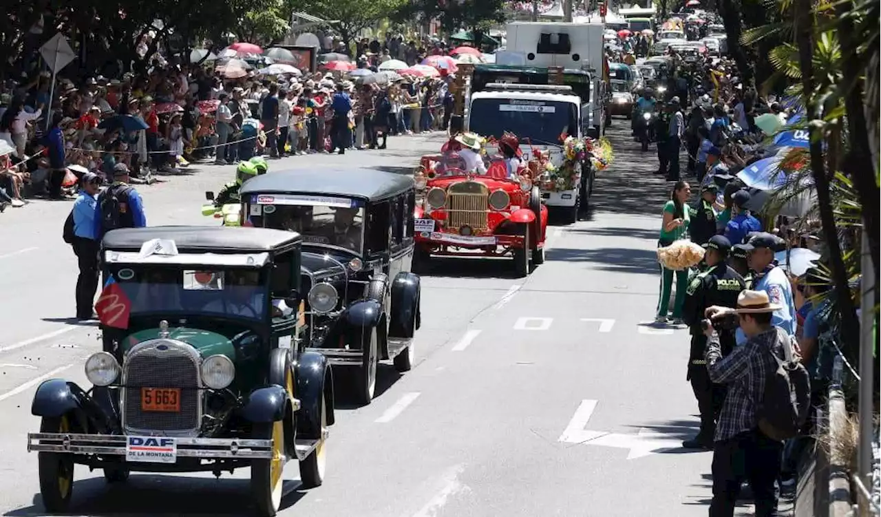 Los “viejitos” se lucieron en el Desfile de Autos Clásicos y Antiguos