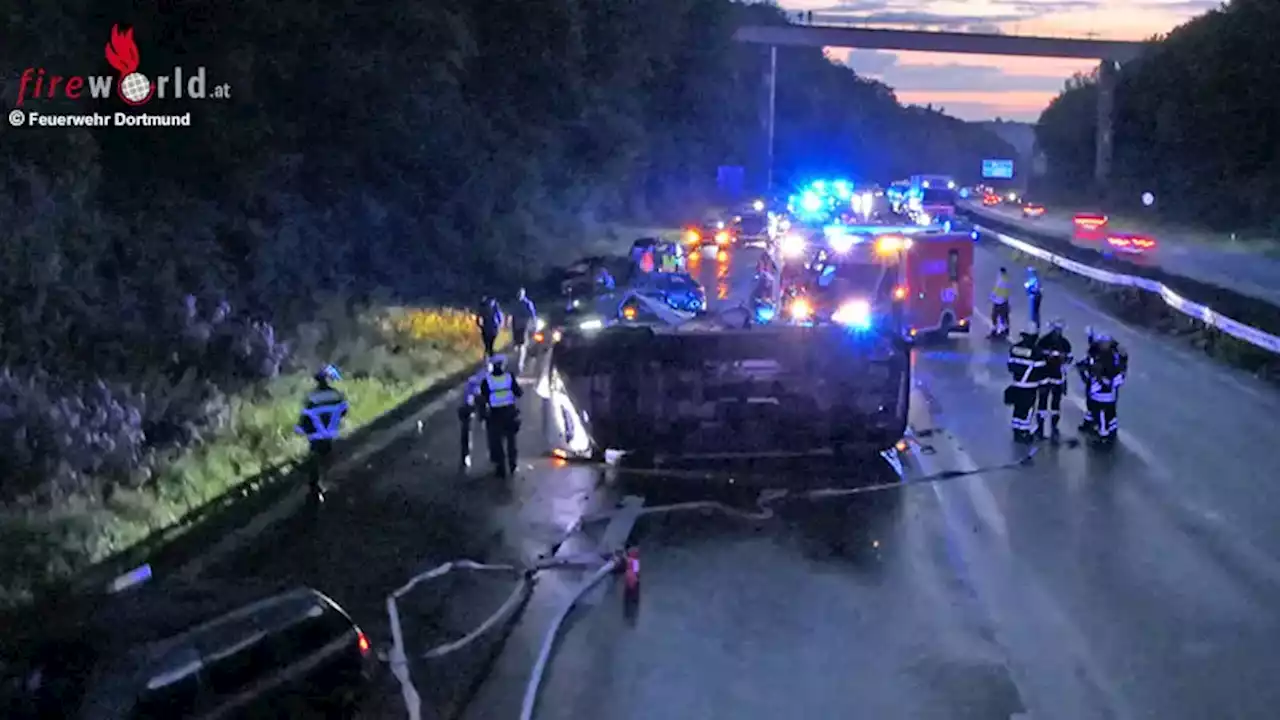 D: Lieferwagen kippt bei Unfall auf der BAB 45 nahe Autobahnkreuz Witten auf die Seite