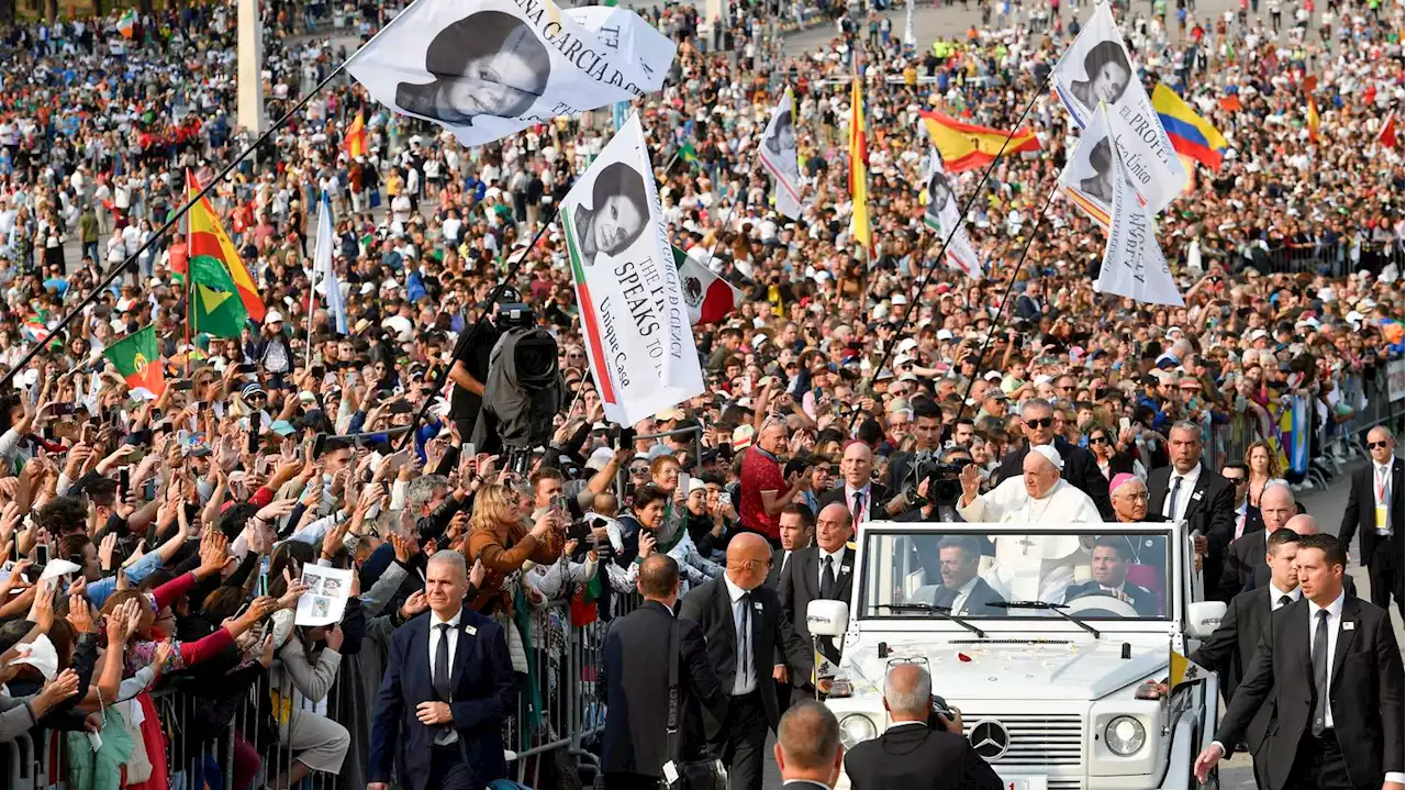 Portugal : le pape mène une visite éclair à Fatima et improvise un discours face à 200 000 fidèles