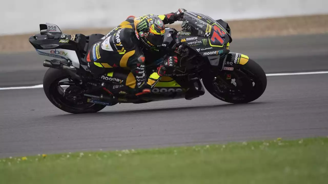 Bezzecchi vola sotto la pioggia: pole a Silverstone davanti a Miller. 4° Bagnaia, ultimo Quartararo