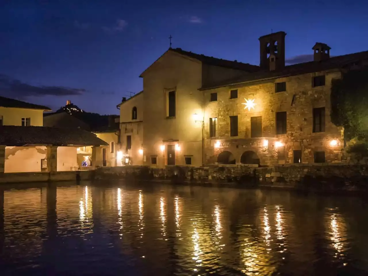 Bagno Vignoni, dove la piazza è una piscina