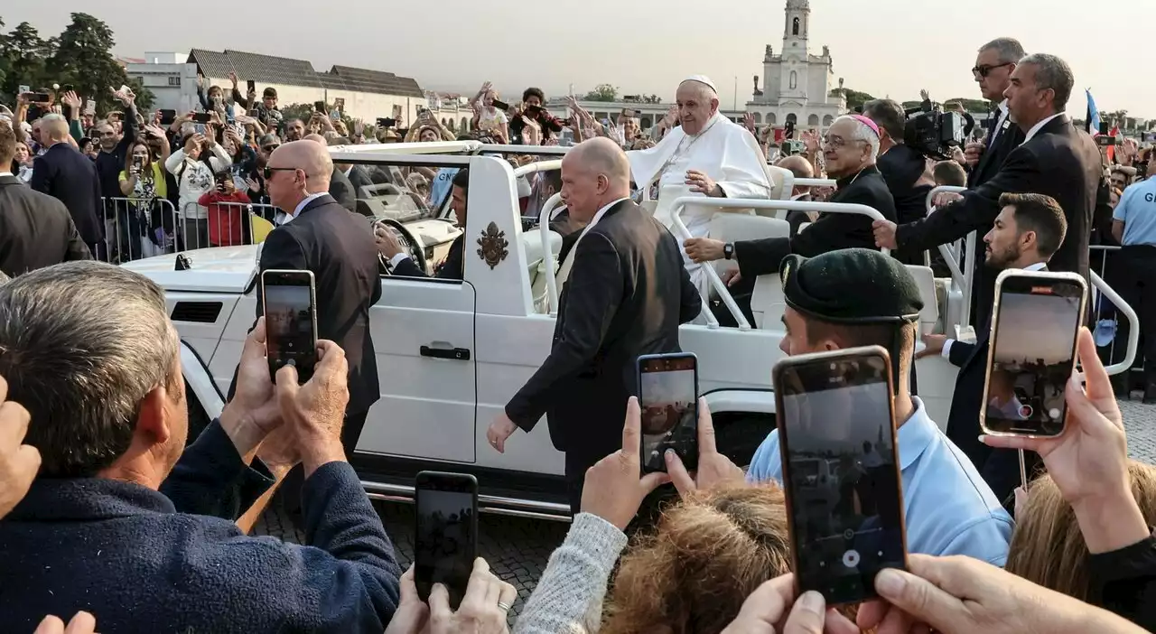 Papa Francesco a Fatima: «Chiesa senza porte, è aperta a tutti». Stasera la veglia a Lisbona