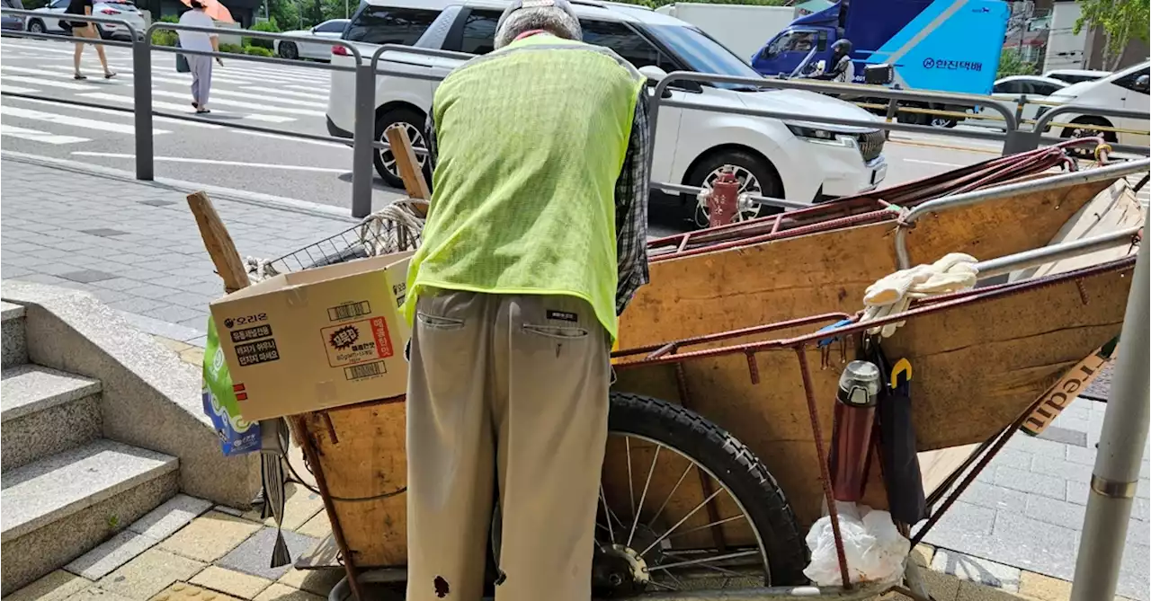 이 폭염에 수레 끈 할아버지…폐지·고물 265kg 팔고, 만원 받았다 | 중앙일보