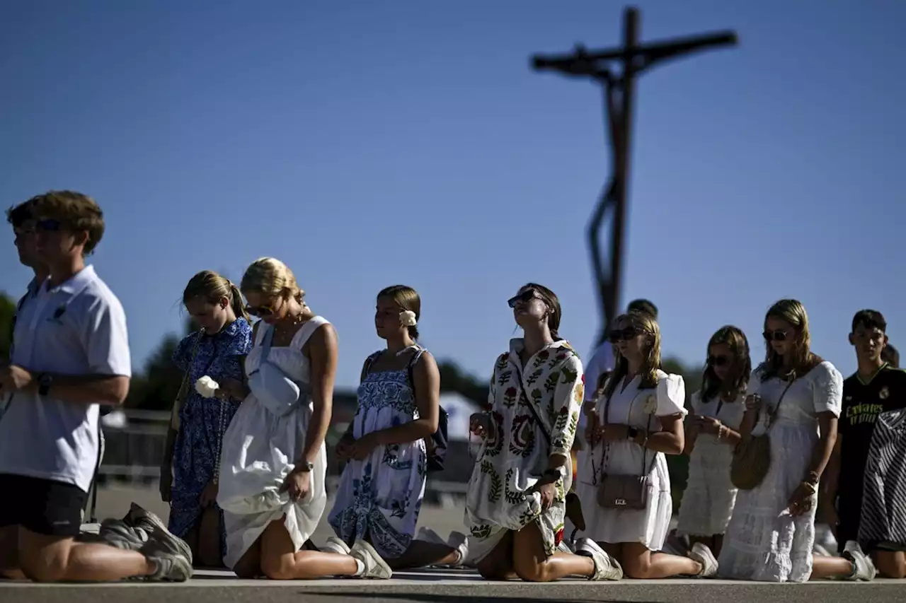 Papa Francisco preside Via Sacra diante de multidão de jovens católicos em Lisboa