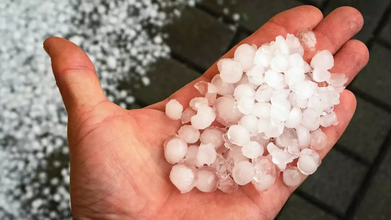 Deutsche Stadt von 30 Zentimeter Hagel überzogen