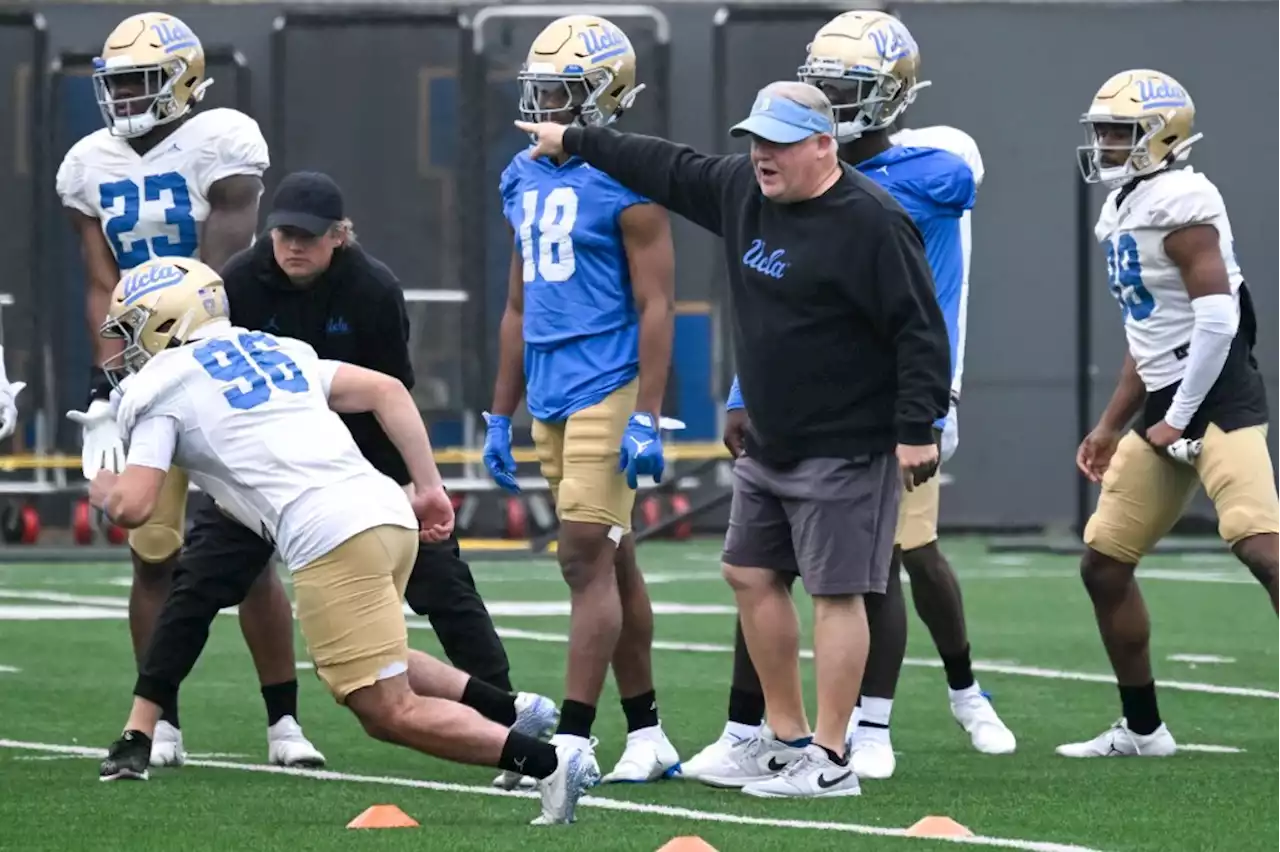 UCLA’s Chip Kelly incorporates NFL mindset at college level