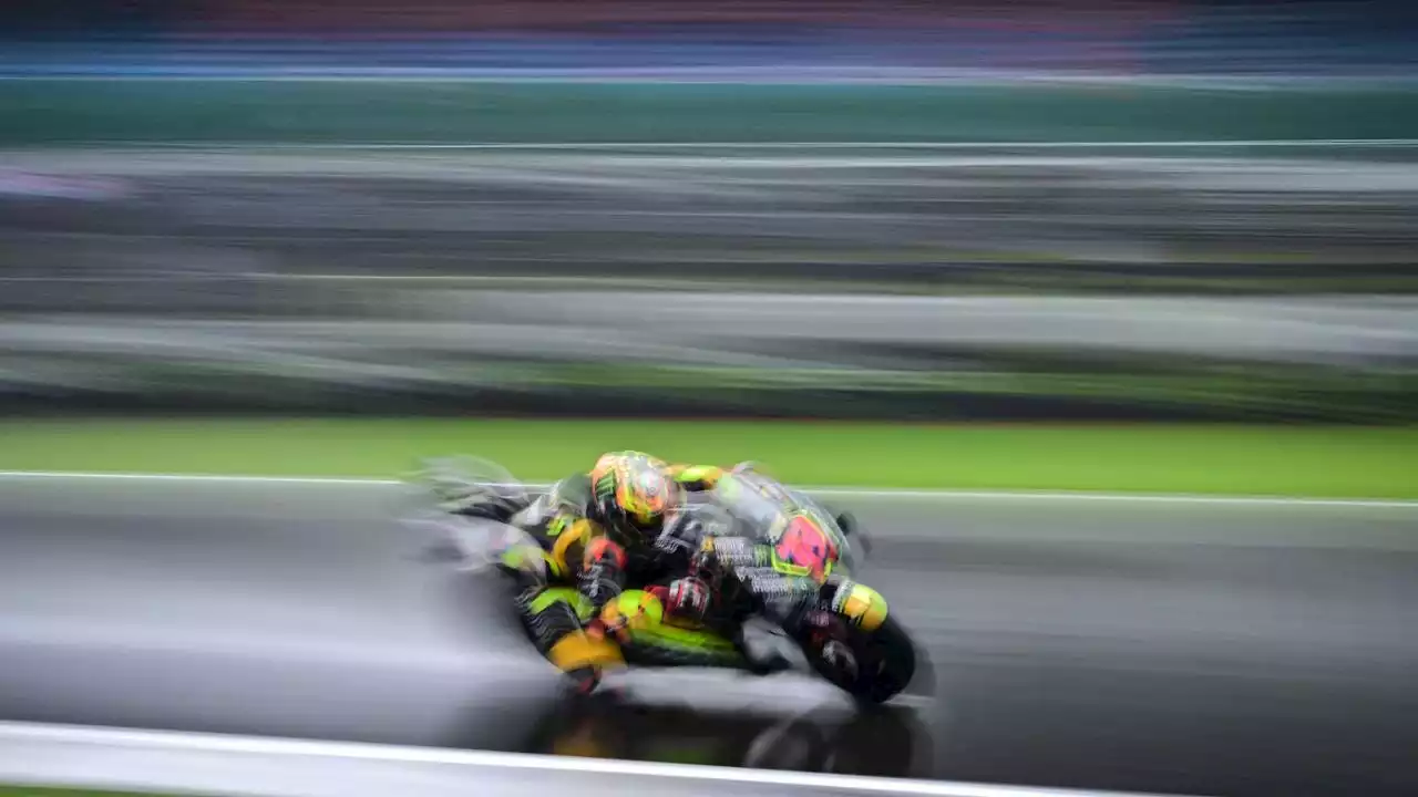 Bezzecchi in pole sotto il diluvio di Silverstone, quarto tempo per Bagnaia. Ma quante cadute