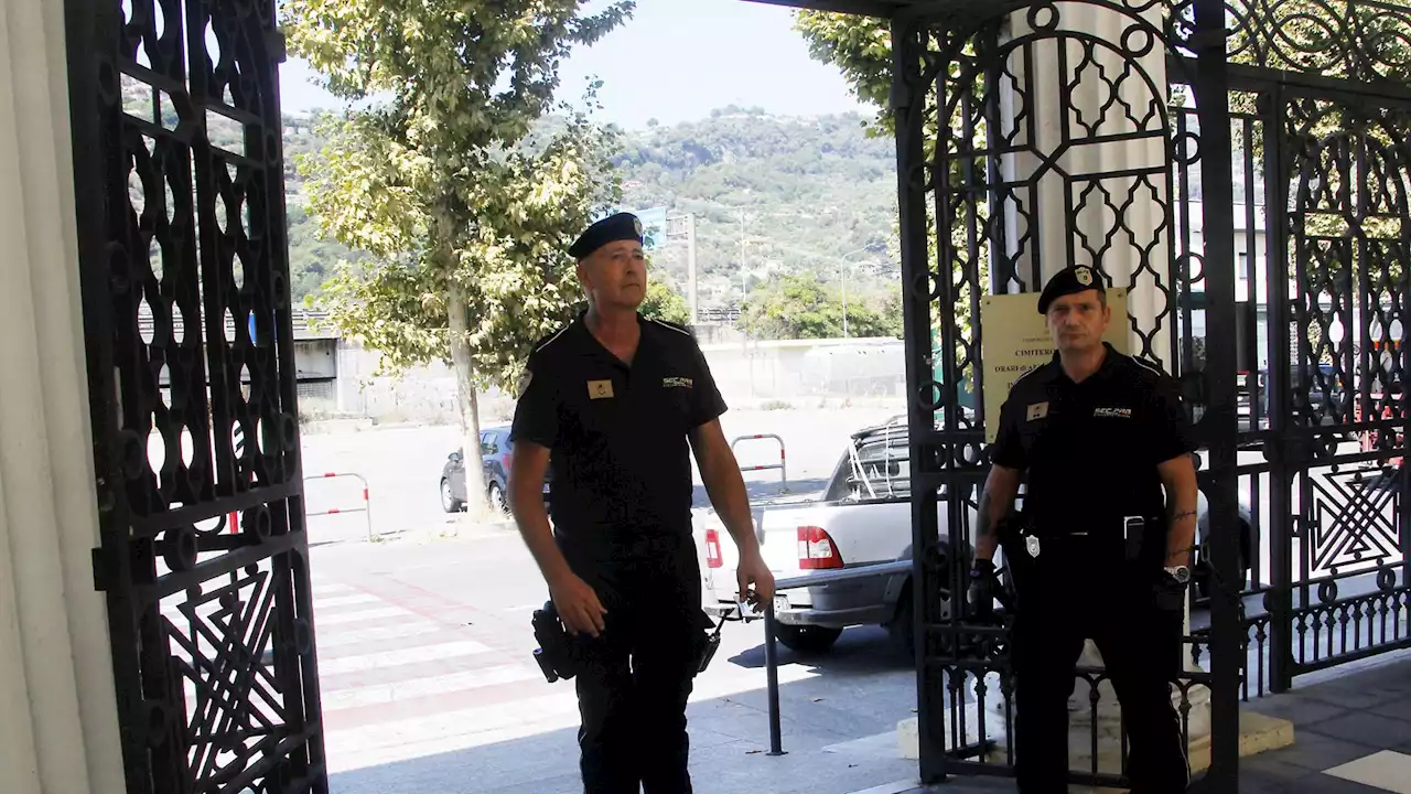 Murgia contro Di Muro per i vigilantes al cimitero di Ventimiglia: “Regime fascista”