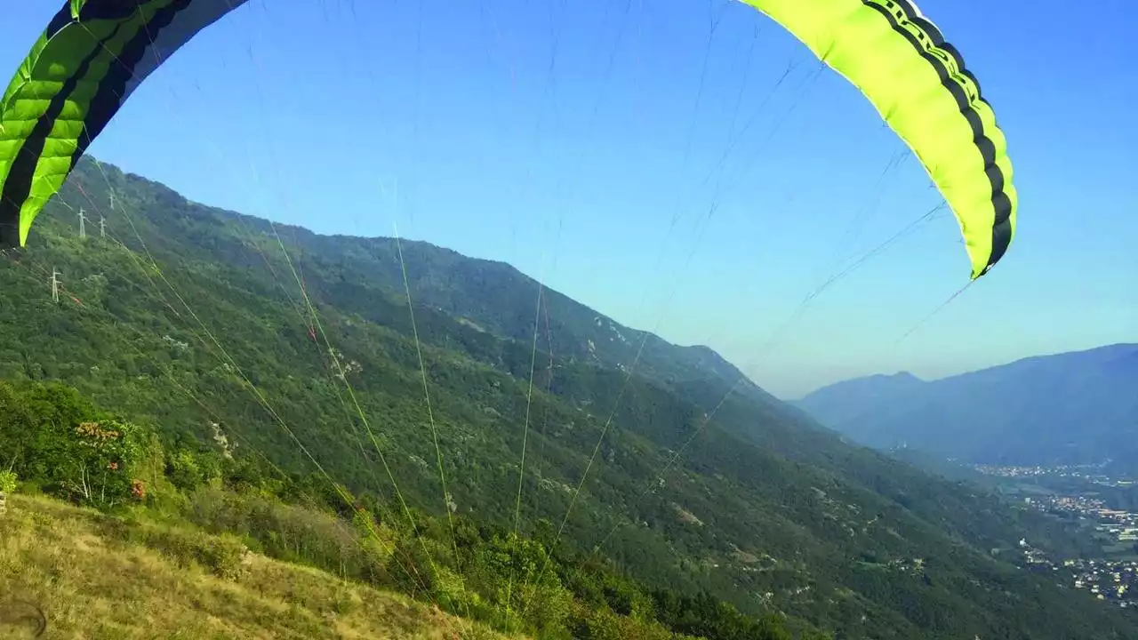 Precipita con il parapendio, morta una turista nel Torinese