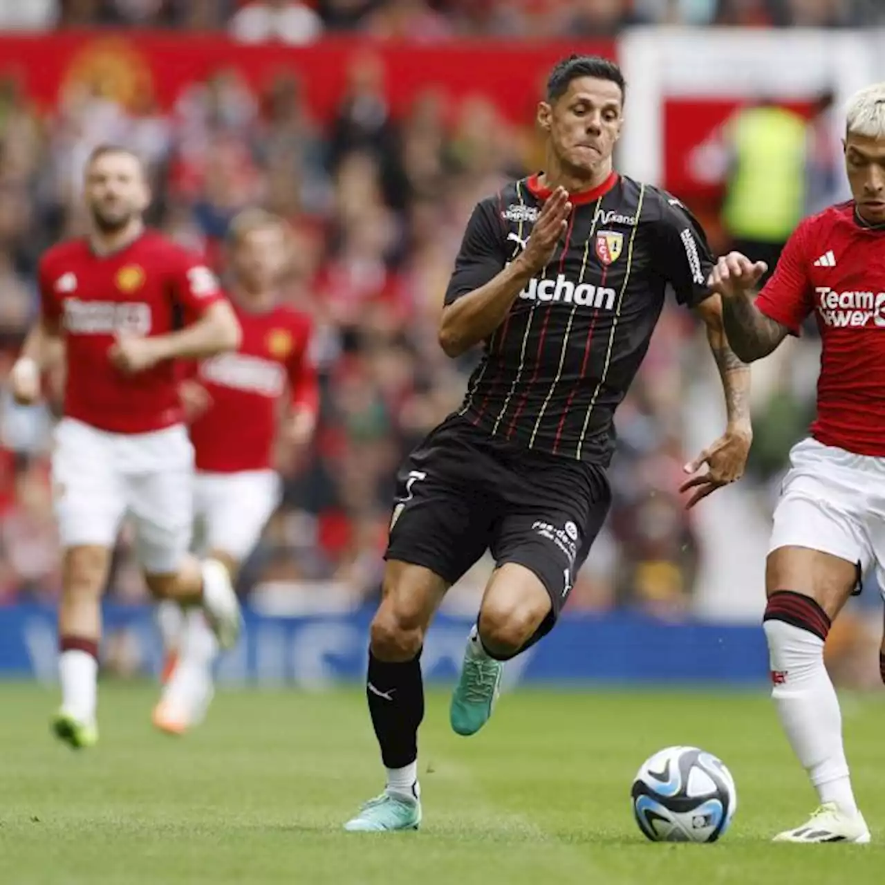 Florian Sotoca (Lens) inscrit un lob du milieu de terrain face à Manchester United